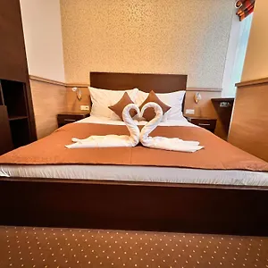 21 And 3*, Budapesta Ungaria